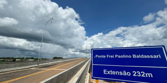 Deputados deram nome a ponte de Sena, inaugurada pelo governo com grande festa