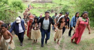 Governador Gladson Cameli recebe carta do Povo Arara e batismo com nome da etnia Shawãdawa durante festival