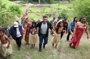 Governador Gladson Cameli recebe carta do Povo Arara e batismo com nome da etnia Shawãdawa durante festival
