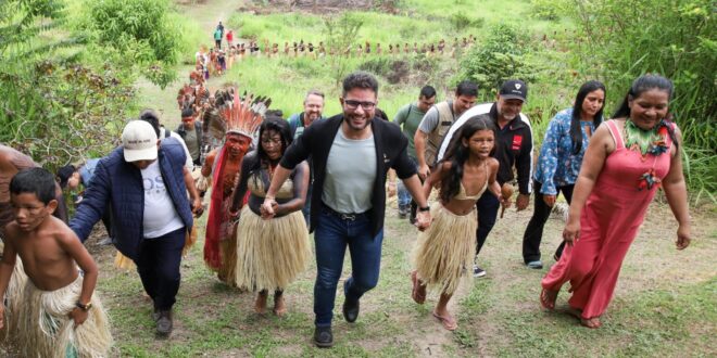 Governador Gladson Cameli recebe carta do Povo Arara e batismo com nome da etnia Shawãdawa durante festival