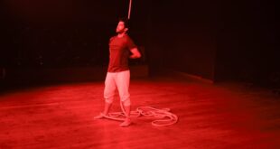 Com apoio do governo, ator Daniel Scarcello apresenta nova temporada do solo teatral Cabo de Guerra