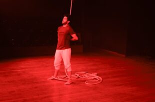 Com apoio do governo, ator Daniel Scarcello apresenta nova temporada do solo teatral Cabo de Guerra