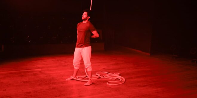 Com apoio do governo, ator Daniel Scarcello apresenta nova temporada do solo teatral Cabo de Guerra
