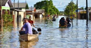  Bombeiros pedem que proprietários de pequenos barcos ajudem no resgate de pessoas