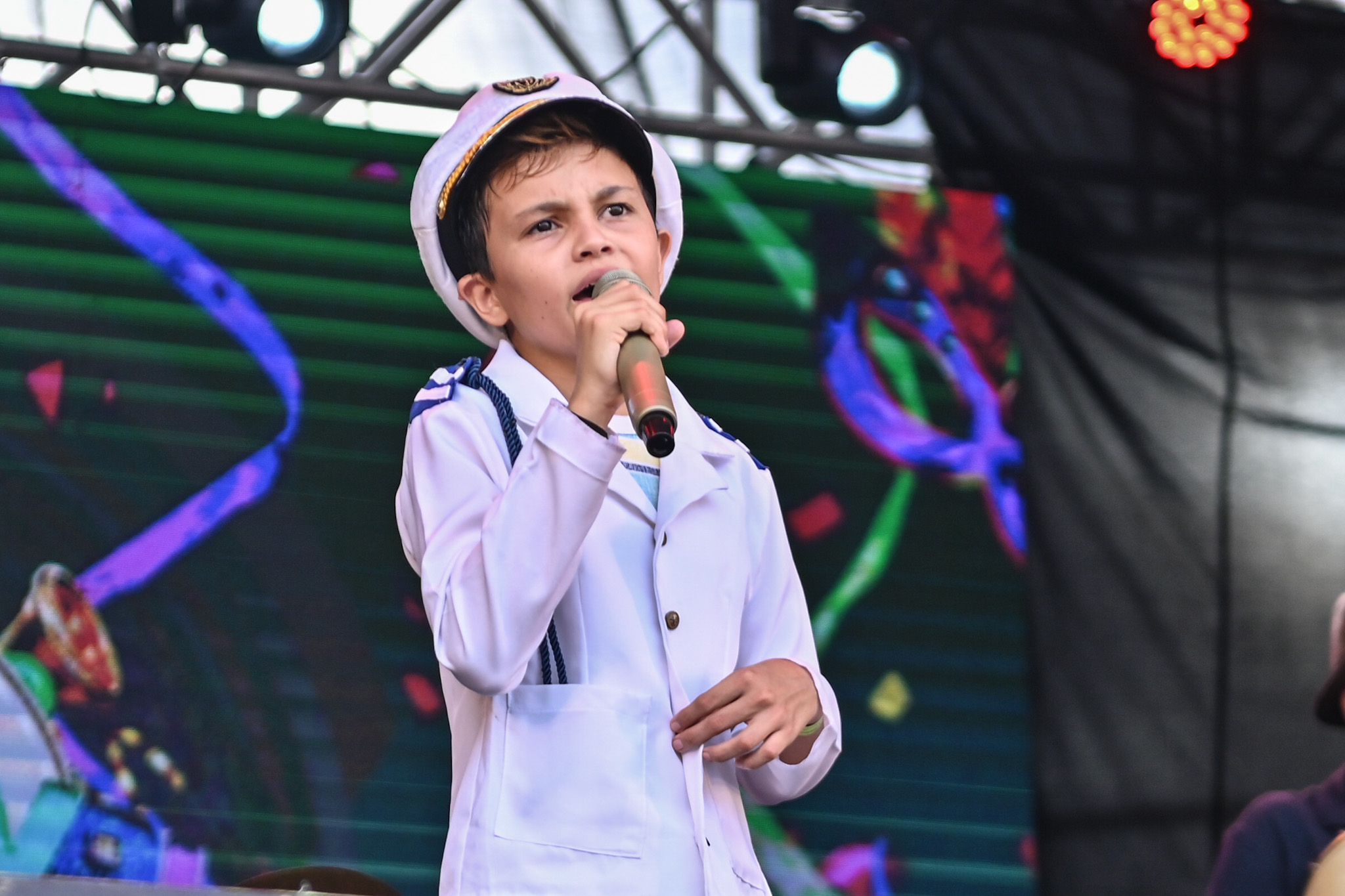 Baile Infantil reúne público com fantasias diversas 