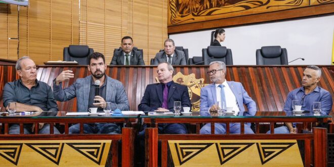 Secretário de Saúde explica contrato da MedTrauma para os deputados