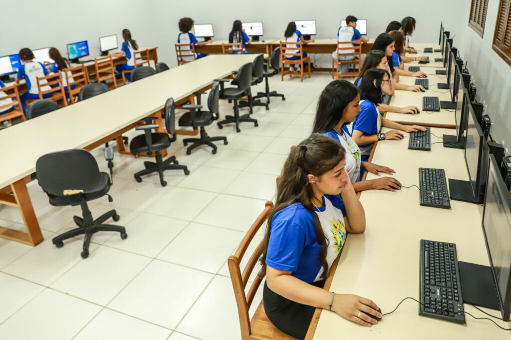  100% das escolas urbanas estaduais no Acre têm acesso à internet