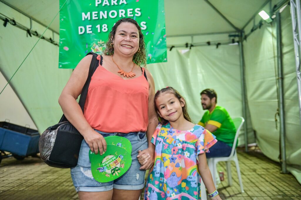 Segurança: crianças e adolescentes recebem pulseira de identificação na entrada do Carnaval
