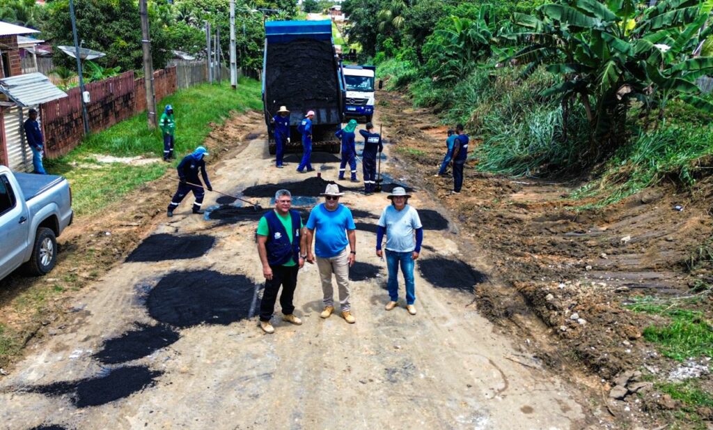 Parceria governo/prefeitura realiza operação tapa-buraco em Mâncio Lima