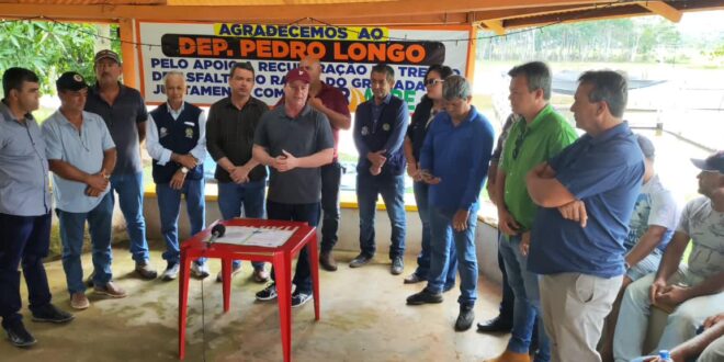 Longo destina emenda à recuperação do asfalto do Ramal do Granada e recebe agradecimento da população