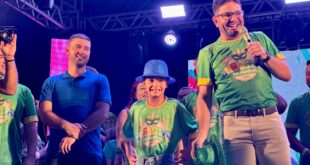 Na abertura do carnaval da família, Nicolau Junior festeja ao lado de Gladson, o início da folia
