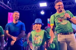 Na abertura do carnaval da família, Nicolau Junior festeja ao lado de Gladson, o início da folia