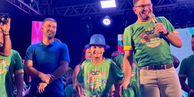 Na abertura do carnaval da família, Nicolau Junior festeja ao lado de Gladson, o início da folia