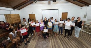 Comunidade conclui cursos profissionalizantes no Teatro Barracão Matias, em Rio Branco