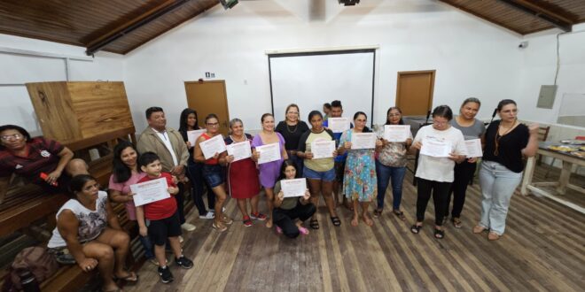 Comunidade conclui cursos profissionalizantes no Teatro Barracão Matias, em Rio Branco
