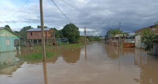 Rio transborda e governo do Estado presta assistência a moradores atingidos por enchente no município de Jordão