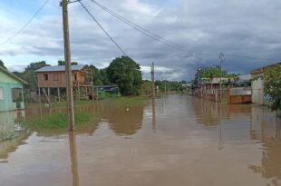 Rio transborda e governo do Estado presta assistência a moradores atingidos por enchente no município de Jordão