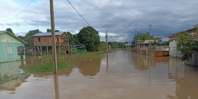 Rio transborda e governo do Estado presta assistência a moradores atingidos por enchente no município de Jordão