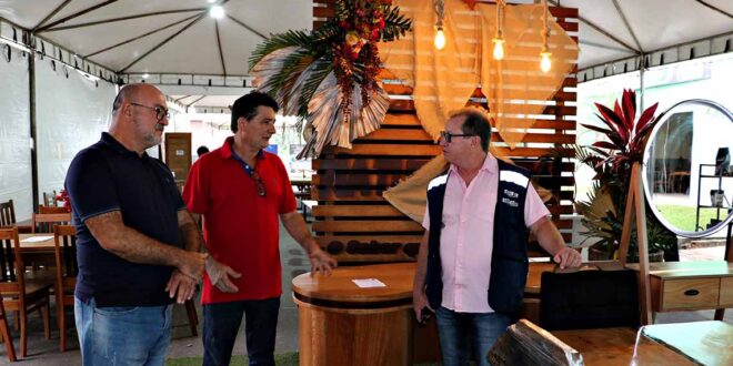 Moveleiros comemoram sucesso da feira ‘Arte da Floresta’ em Cruzeiro do Sul
