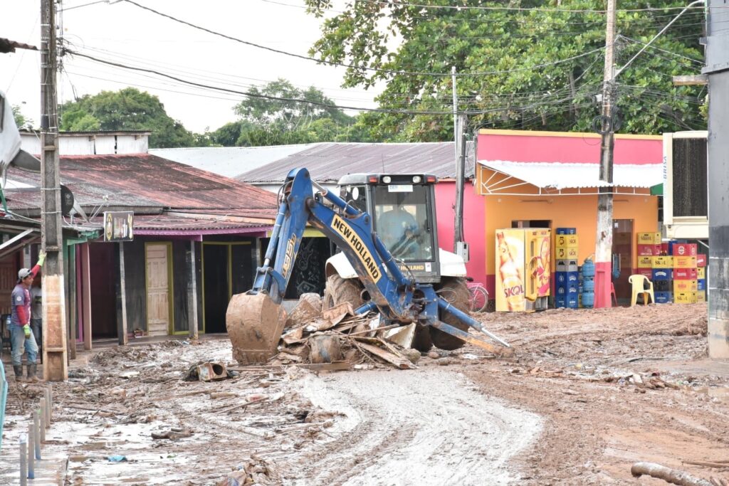 Xapuri: bairros atingidos pela alagação começam a ser limpos