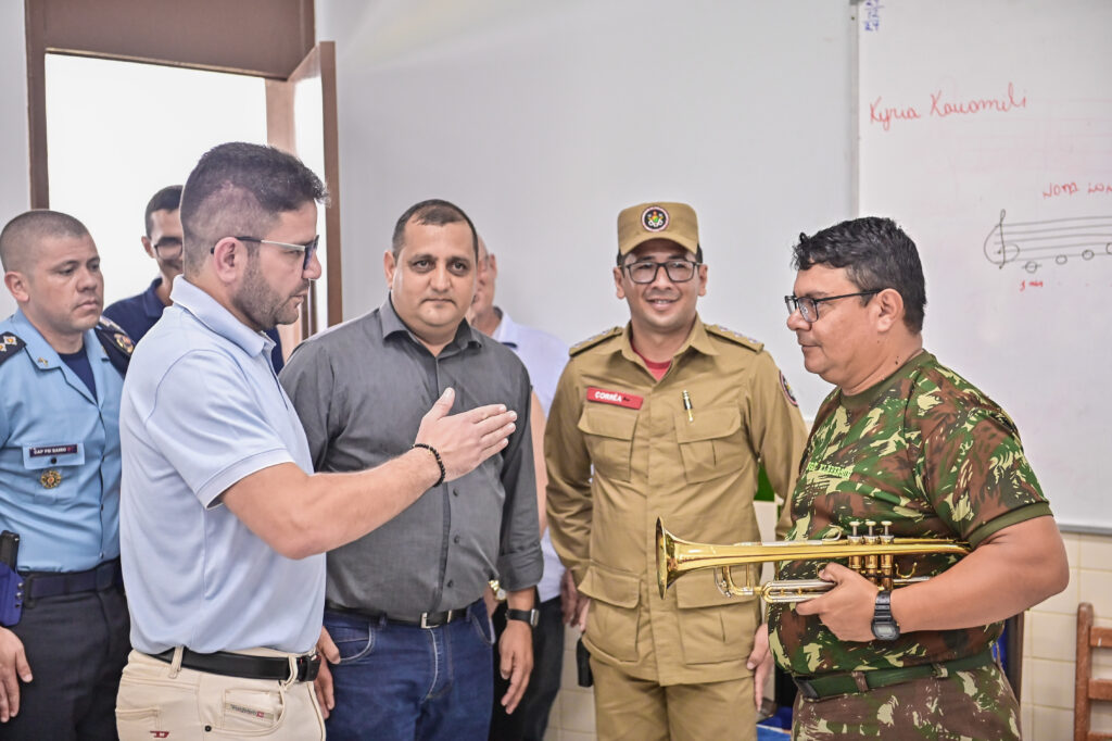 Gladson reforça compromisso com a educação durante visita a colégio militar em Cruzeiro do Sul