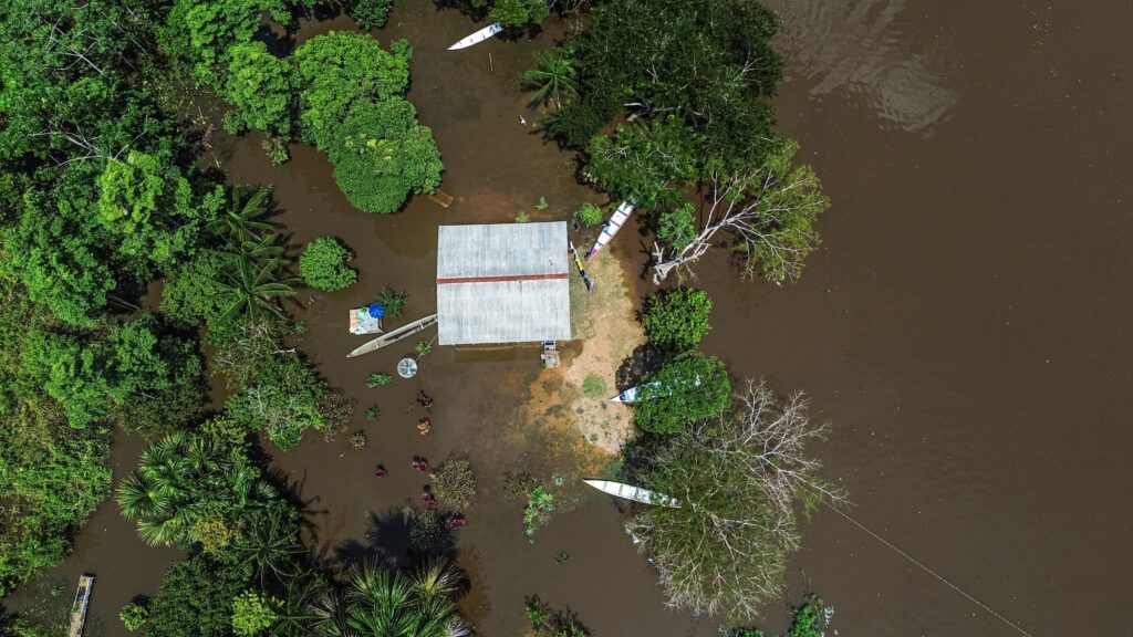 Estado leva ajuda humanitária a ribeirinhos do Croa