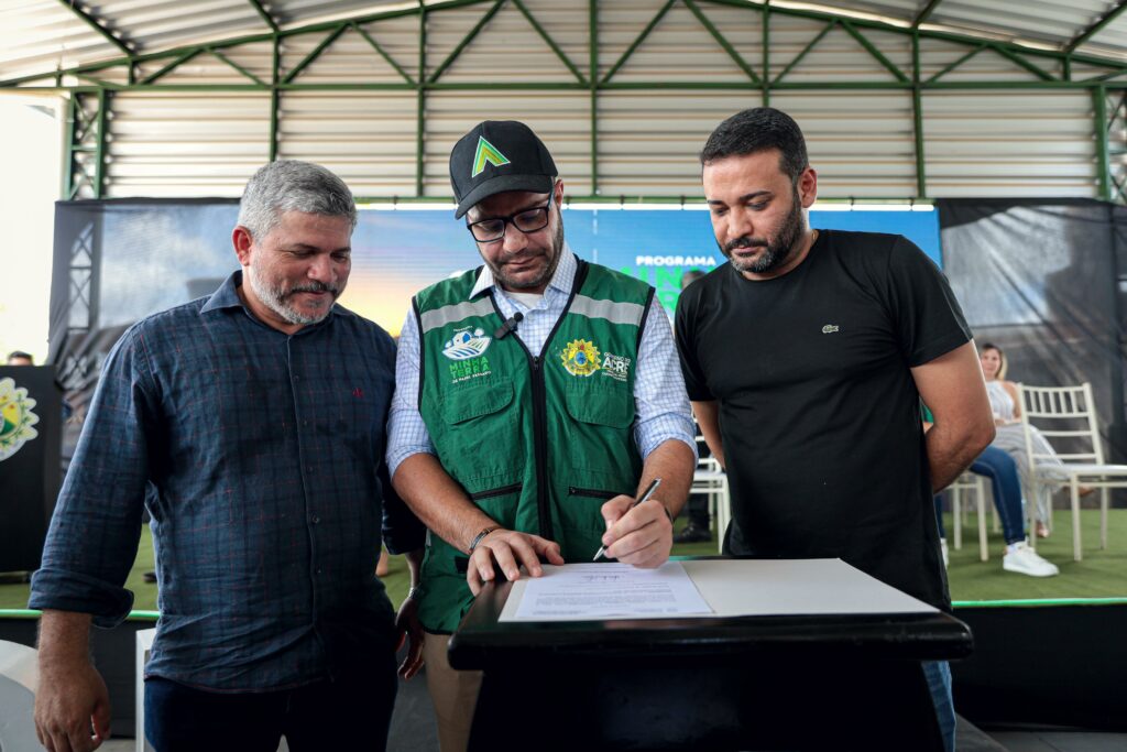Regularização fundiária: 250 produtores de Epitaciolândia recebem títulos definitivos