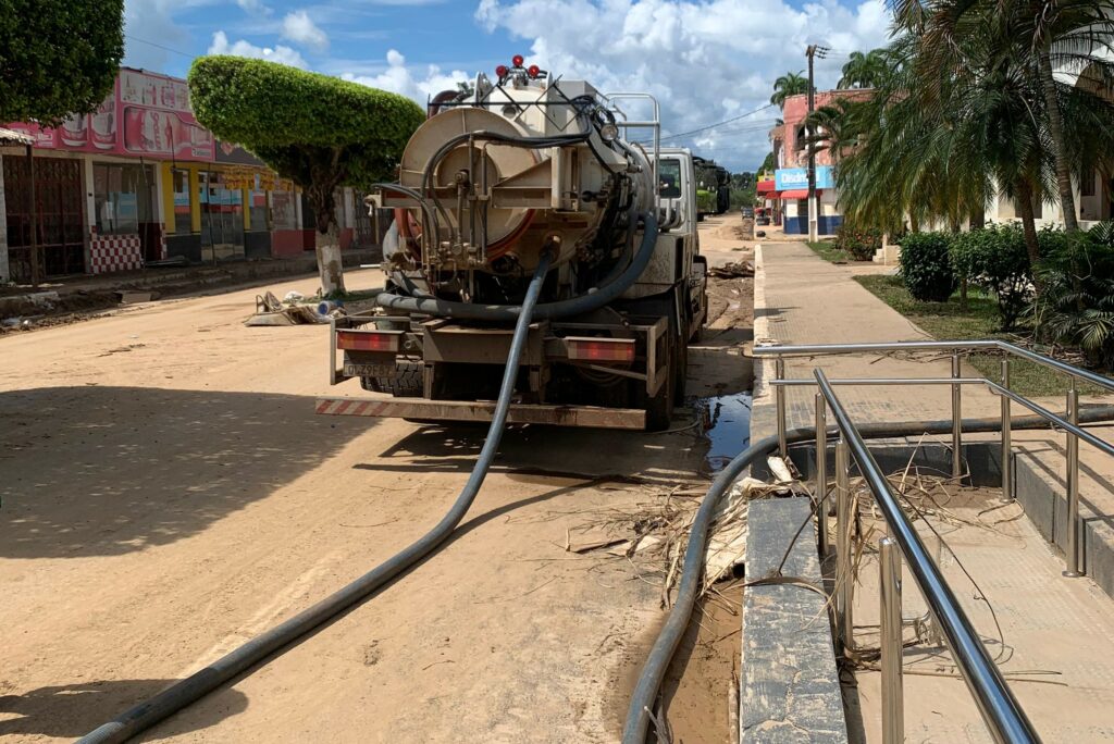 Saneacre garante água potável e apoio em limpeza de cidades atingidas pelas enchentes