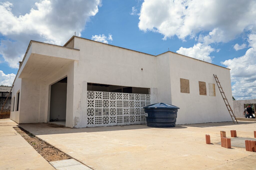 Gladson vistoria obras do Centro de Referência de Atendimento à Mulher em Epitaciolândia