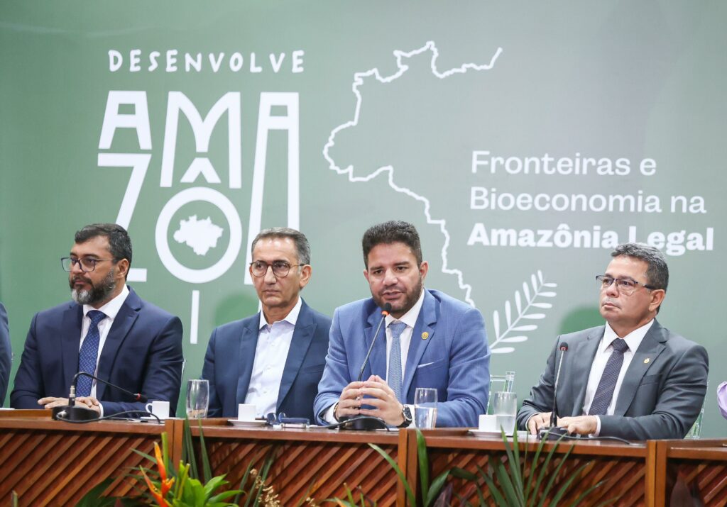 Gladson defende desburocratização e políticas sustentáveis para o desenvolvimento regional 