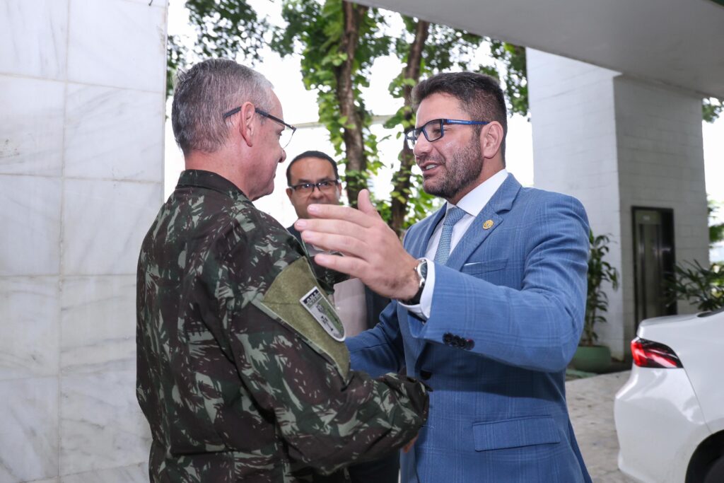 Em visita ao Comando Militar da Amazônia Gladson agradece apoio do Exército durante enchentes