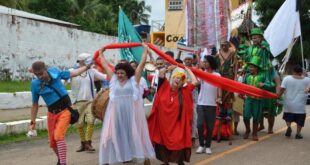 Fetac realiza cortejo cênico em comemoração ao Dia do Teatro e do Circo