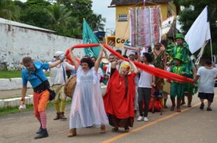 Fetac realiza cortejo cênico em comemoração ao Dia do Teatro e do Circo