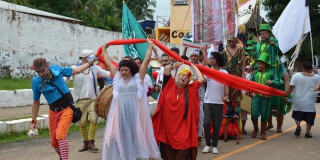 Fetac realiza cortejo cênico em comemoração ao Dia do Teatro e do Circo