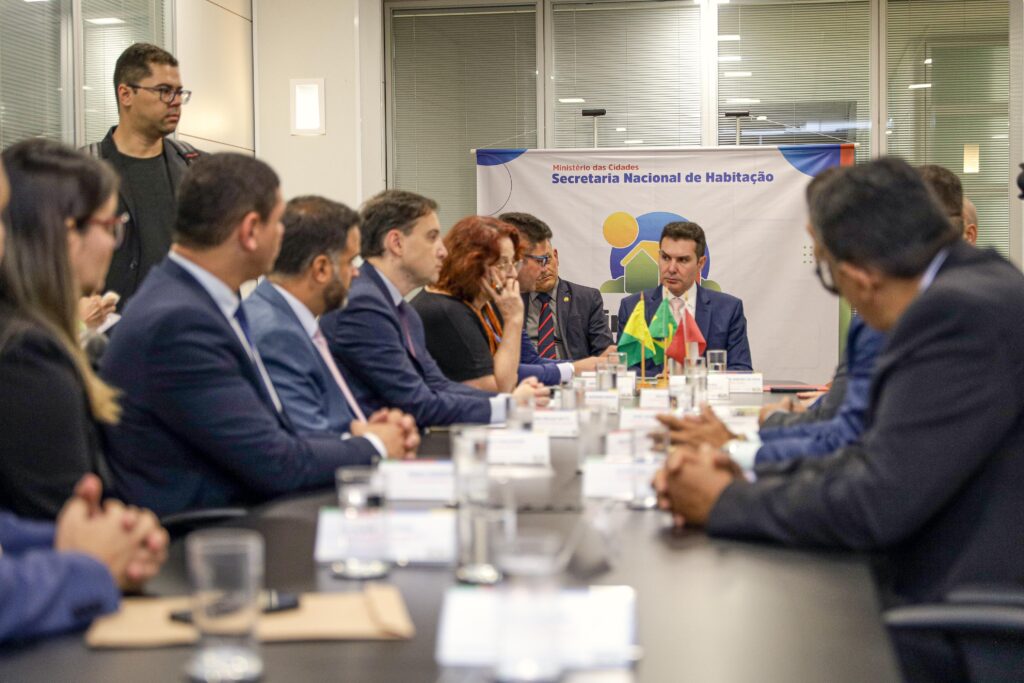 Gladson pede imóveis da União para resolver problema de atingidos pelas enchentes