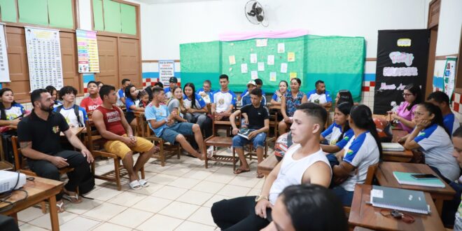 Alunos da EJA participam de oficina sobre educação financeira