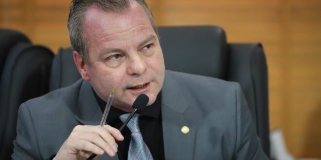 Longo parabeniza TJAC por projeto que regulamenta função de Juiz de Paz