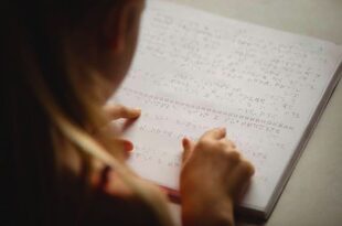 Serviço de atendimento do Procon na OCA oferece Código de Defesa do Consumidor em Braille