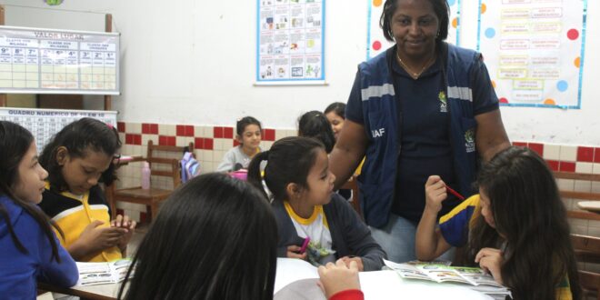 Técnicos do Idaf levam conhecimento sobre combate à monilíase para alunos da rede pública