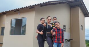Mulher que teve casa arrastada pela enchente ganha nova moradia