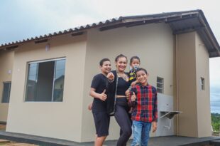 Mulher que teve casa arrastada pela enchente ganha nova moradia