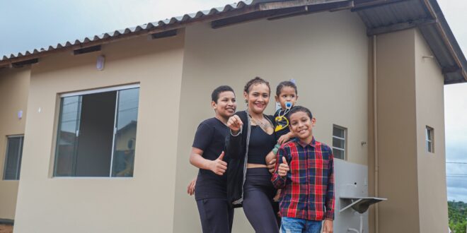 Mulher que teve casa arrastada pela enchente ganha nova moradia
