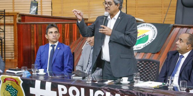 “Contem comigo, com meu mandato, para estar aqui vigilante e apoiando sempre a luta de vocês”, diz Edvaldo a policiais civis
