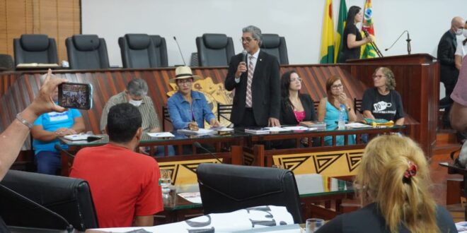 Professores e pessoal de apoio discutem PCCR e piso nacional do magistério em audiência proposta por Edvaldo Magalhães
