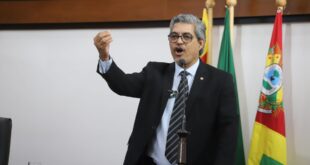 Edvaldo Magalhães denuncia afastamento arbitrário de diretora de escola 