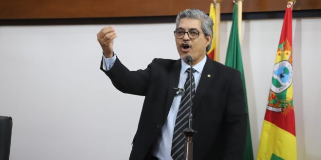 Edvaldo Magalhães denuncia afastamento arbitrário de diretora de escola 