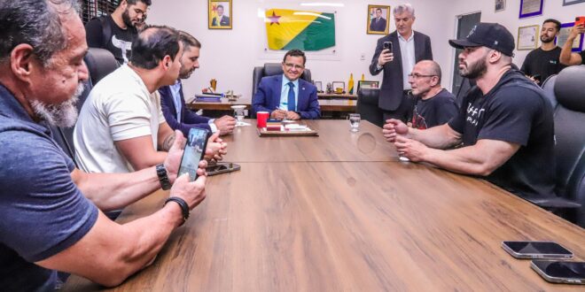 Gonzaga e Nicolau recebem atleta que representará o Acre na "Copa do Mundo" do fisiculturismo 