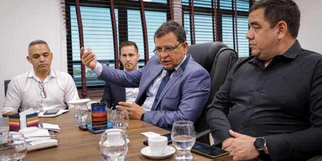 Presidente Gonzaga recebe visita do embaixador da IMBRICS+ Peru para estreitar relações comerciais entre os dois países