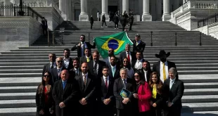 Patriotismo bolsonarista não passa de tara colonizada pelo viralatismo