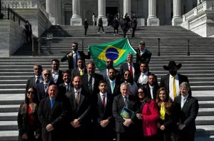 Patriotismo bolsonarista não passa de tara colonizada pelo viralatismo